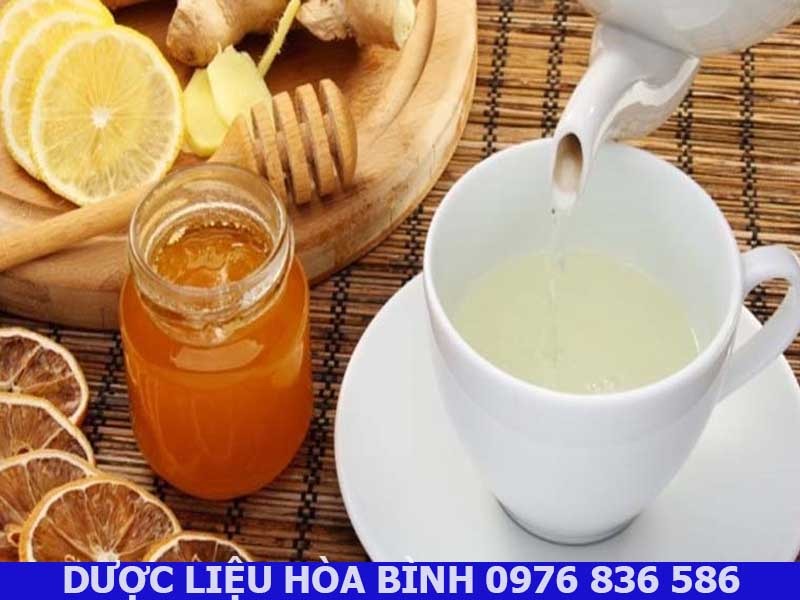 Mật ong pha nước ấm có tác dụng gì?